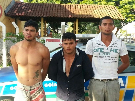 Acusados de cometerem três roubos em comércio na cidade são presos